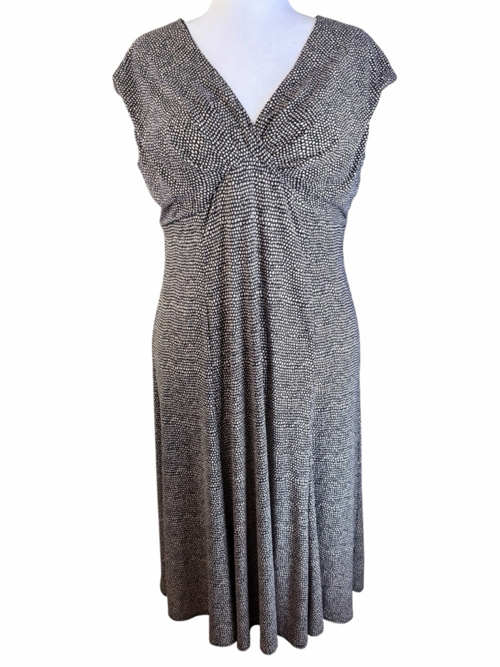 Jones New York Black and White Printed V‑Neck Midi Dress